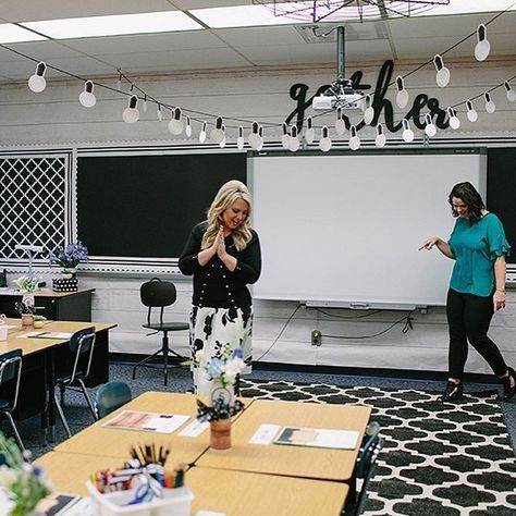 Gorgeous classroom design ideas for back to school 50 - Matchness.com Industrial Chic Classroom, Chic Classroom Decor, Teacher Desk Organization, Industri Modern, Classroom Goals, Diy Classroom Decorations, Classroom Makeover, Elementary Classroom Decor, 5th Grade Classroom