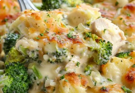 Baked Potato Chicken and Broccoli Casserole Recipes With Chicken And Potatoes, Baked Potato Chicken, Chicken Bacon Casserole, Chicken Broccoli Bake, Potato Lasagna, Bacon Casserole, Broccoli And Potatoes, Potato Chicken, Broccoli Bake