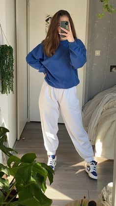 Off White Joggers Outfit, Outfits Color Azul, Celebrity Casual Outfits, Fitness Wear Outfits, Fashion Top Outfits, Casual Day Outfits, Trendy Fashion Tops, Quick Outfits, Easy Trendy Outfits