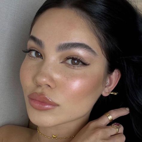 Anastasia Beverly Hills on Instagram: "@amandakhamkaew (she/her) stays winning the #ABHBrows game using Brow Freeze and Brow Pen in Granite for this feathery look 😍 Pick up your faves and get a FREE ABH bag with your $60+ order at the link in bio 🥳 #AnastasiaBeverlyHills" Amanda Khamkaew, Nude Eye Makeup, Dag Make Up, Elegantes Makeup, Mekap Mata, Morning Makeup, Flot Makeup, Smink Inspiration, Beauty Make-up