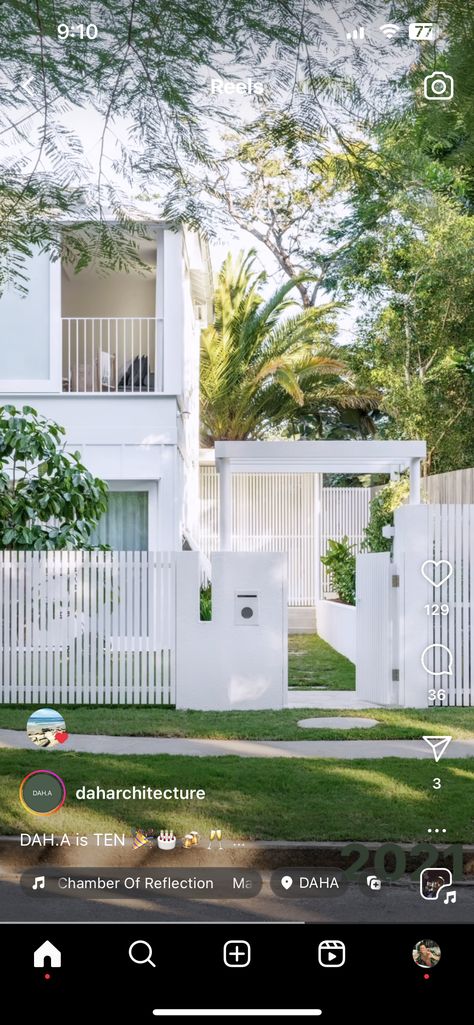 Fence And Gate, House Fence Design, Front Fence, Beach House Exterior, White Fence, Front Yard Fence, Front Gates, Casa Exterior, Inside Outside