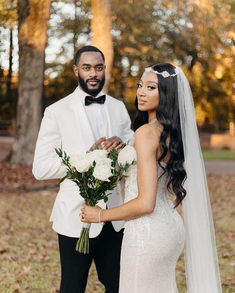 Poses For Groom, Black Love Wedding, Girls Therapy, Black Relationship, Wedding Shooting, Dress Couture, Dinner Dress Classy, Wedding Picture Poses, Dress Classy