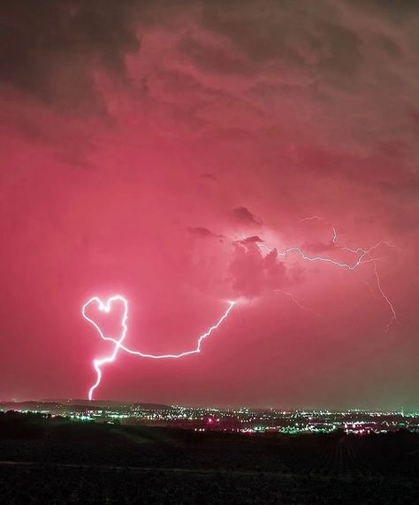 Pink Thunder Aesthetic, Speed Songs Background, Lights Astethic, Speed Up Songs Background, Zay Core, Heart Thunder, Thunderstorm Pictures, Pink Thunder, Pink Hour