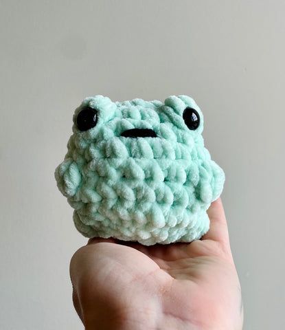 Simple Frog Crochet Pattern, Small Frog Crochet Pattern, Small Halloween Crochet Projects, Small Crochet Stuffed Animals, Chunky Yarn Crochet Pattern, Yarn Projects Crochet, Big Yarn, Homestead Ideas, Crochet Plushies