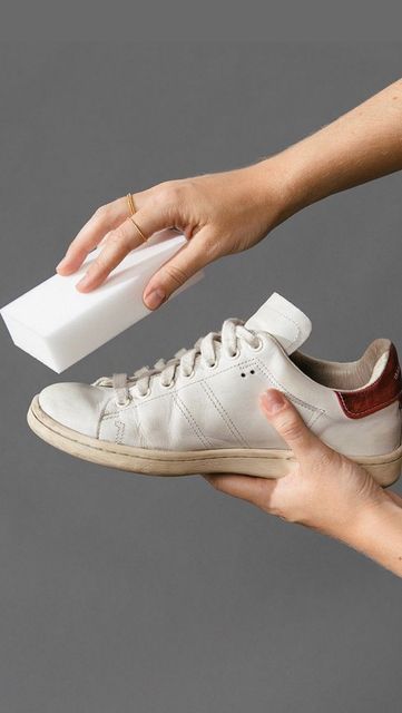 Cleaning White Shoes, How To Clean White Sneakers, Cleaning Sneakers, Shoe Laundry, Shoes Cleaning, White Sneakers Outfit, Sneakers Design, Sneaker Cleaner, Shoe Cleaner