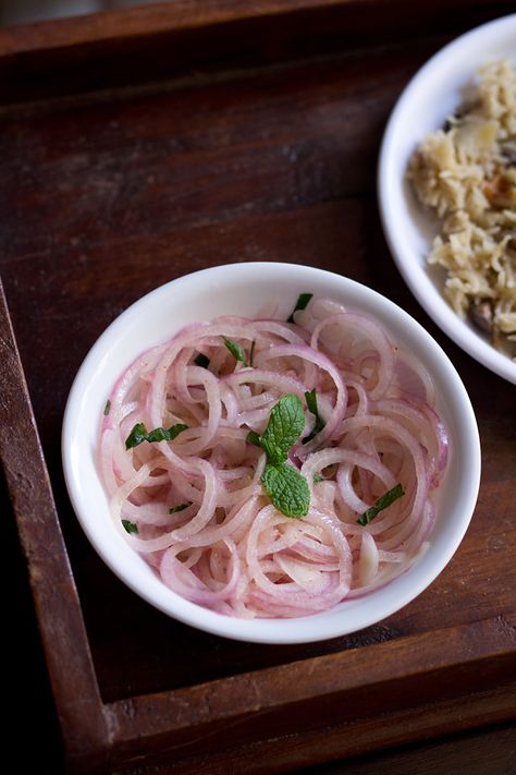 pyaaz ka lachcha or onion ring salad – easy and quick salad made with onion rings. these lachcha onions are basically thinly sliced onion rings spiced with lemon juice, red chili powder and salt. Indian Salads, Onion Ring, North Indian Recipes, Punjabi Food, Quick Salads, Quick Side Dishes, Onion Salad, Vegan Side Dishes, Onion Recipes