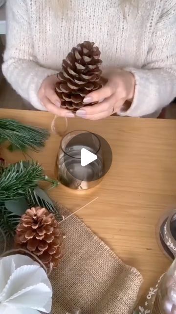 How To Decorate Pine Cones, Diy Christmas Pinecone Crafts, Pigne Ideas, Christmas Vases Decorations Diy, New Christmas Crafts For 2024, Deco Noel Diy, Christmas Diy Gifts Ideas, Diy Noel Decoration, Pinecone Christmas Crafts