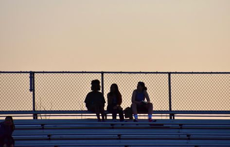 American Highschool, Aesthetic Highschool, Teenage Life, American High School, Nostalgia Aesthetic, Sunset Vibes, Mazzy Star, Sunset Silhouette, Sports Aesthetic