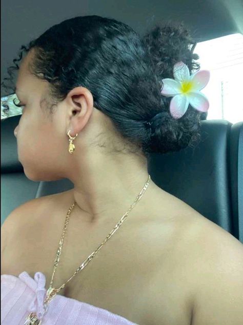 Flower Claw Clip Curly Hair, Flower Claw Clip Hairstyles, Highschool Hairstyles, Short Curly Hair Updo, Florida Hair, Flower Claw Clips, Hair Clips Aesthetic, Bun Tutorials, Curly Hair Care Routine