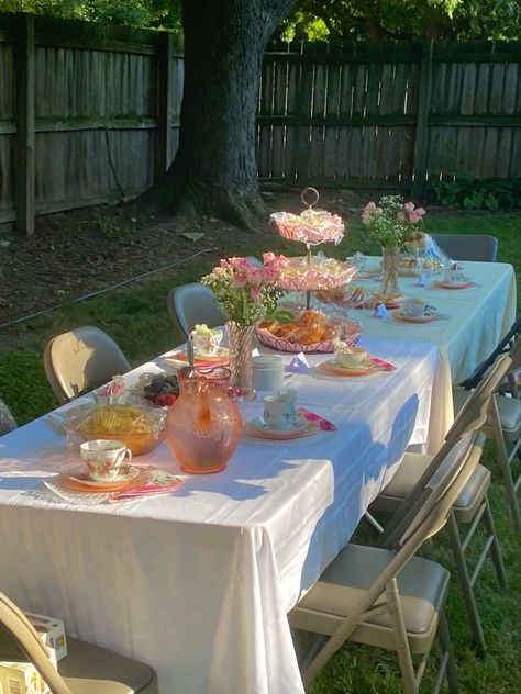 Graduation Party Ideas Aesthetic, College Grad Party Decor, Outdoor Tea Parties, Grad Party Theme, Floral Graduation Party, Backyard Graduation Party, Garden Party Bridal Shower, Graduation Dinner, Birthday Lunch