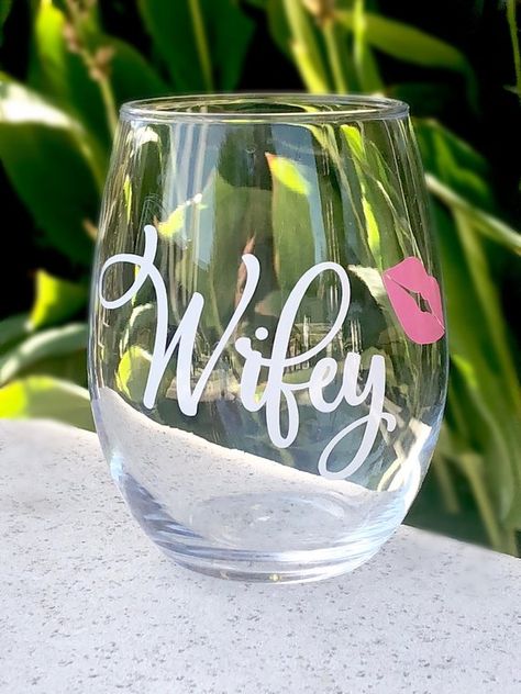 Bride Gift Ideas, Bride Wine Glass, Wedding Wine Glasses, Gifts For Hubby, Wine Glass Art, Personalized Wine Glass, Vinyl Gifts, Gift For Bride, Diy Gifts For Boyfriend