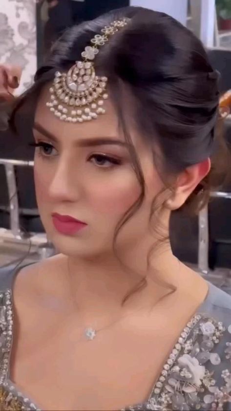 Bridal Makeup Videos, Pakistani Makeup, Pakistani Bridal Hairstyles, Beautiful Bridal Makeup, Bridal Hairstyle Indian Wedding, Hair Style On Saree, Party Makeup Looks, Pakistani Bridal Makeup, Engagement Hairstyles