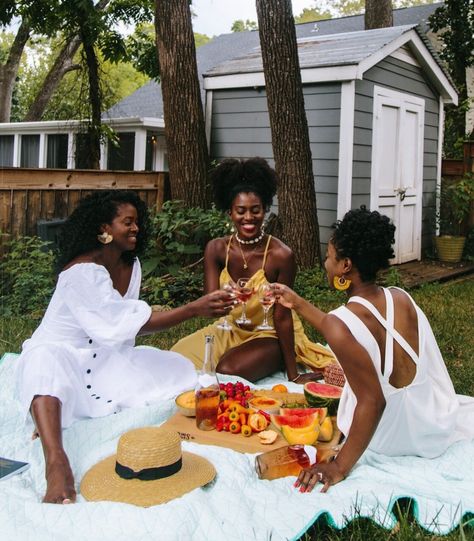 Picnic with the girls! 🥂 #dopemoment Black Cottagecore, Picnic Photo Shoot, Natural Afro, Girls Brunch, Classy And Elegant, Black Femininity, Afro Hair, Photoshoot Concept, A Picnic