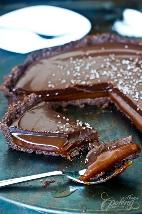 Chocolate Salted Caramel Tart Chocolate Caramel Tart, Salted Caramel Tart, Chocolate Caramel Cake, Almond Crust, Caramel Tart, Caramel Cake, Caramel Recipes, Läcker Mat, حلويات صحية