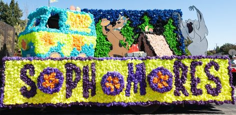 High School Parade Floats Homecoming, School Parade Float Ideas, Homecoming Parade Float Ideas Theme, Homecoming Parade Floats, Homecoming Float Ideas High School, Hoco Floats, Parade Float Theme, Football Banners, Homecoming King