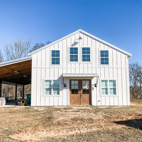 Farmhouse Shop House, All White Barndominium, Small White Barndominium, White Shop House, Cute Barndominiums, Barndo Farmhouse, Barn Apartment Interior, Barndominium Office, White Metal Building