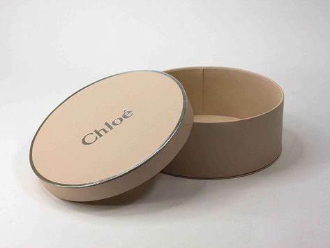 Chloe Special Event Hat Box - Worldwide Axcess Round Box Packaging Design, Hat Packaging Ideas, Round Packaging Design, Chloe Packaging, Round Box Packaging, Hat Packaging, Gift Box Images, Round Gift Boxes, Paper Hat