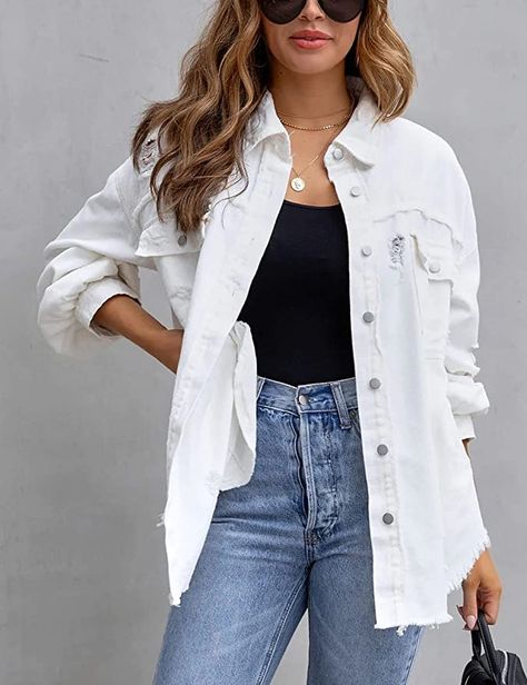 white jacket White Jean Jacket Outfits, White Denim Jacket Outfit, Denim Jacket Outfit Women, Jacket Outfit Women, Jean Jacket Outfits, Denim Jacket Outfit, White Jean Jacket, Casual Outfits For Teens