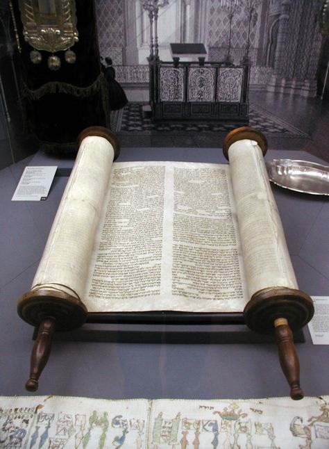 Torah Scroll, Arte Judaica, Ancient Hebrew, Hebrew Bible, Yom Kippur, Jewish Culture, Sukkot, Hebrew Words, Rosh Hashanah