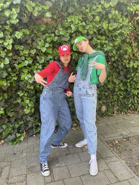 Easy Diy Mario And Luigi Costumes, Luigi Outfit, Famous Duos Characters, Mario And Luigi Costumes, Twin Day Outfits, Luigi Costume, Mario Und Luigi, Carnaval Outfit, Mario E Luigi