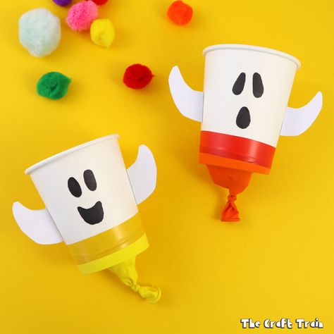 Make some cute and friendly ghost pom pom poppers as a fun Halloween craft for kids. Pom pom poppers are simple to make and are a cool DIY toy! Halloween Games Ideas, Pom Pom Popper, Scary Halloween Crafts, Halloween Ghost Craft, Mummy Crafts, Halloween Art Projects, Halloween Infantil, Ghost Crafts, October Crafts