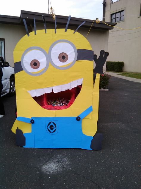 2015 trunk or treat Minion Minion Trunk Or Treat, Despicable Me Halloween, Minion Party Decorations, Oskaloosa Iowa, Halloween Car Decorations, Trunker Treat Ideas, Diy Minions, Creative Ideas To Make, Trunk Or Treat Ideas