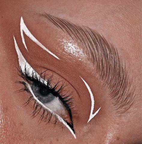 Euphoria Eyeliner Looks, Jules Eyeliner, Rue Makeup Euphoria, Euphoria Makeup Cassie, Euphoria Eyeliner, Natural Eyeliner Tutorial, White Eyeliner Ideas, Cat Eye Eyeliner Tutorial, Cassie Aesthetic