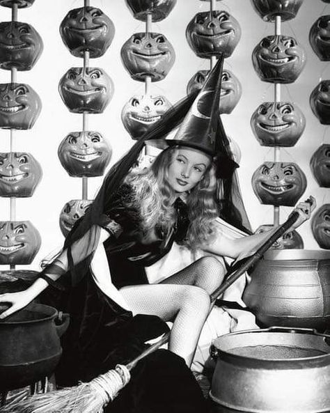 Veronica Lake In "I Married A Witch" 1942 I Married A Witch, The Veronicas, Halloween Pin Up, Best Celebrity Halloween Costumes, Veronica Lake, Celebrity Halloween Costumes, Carole Lombard, Vintage Witch, Hollywood Icons