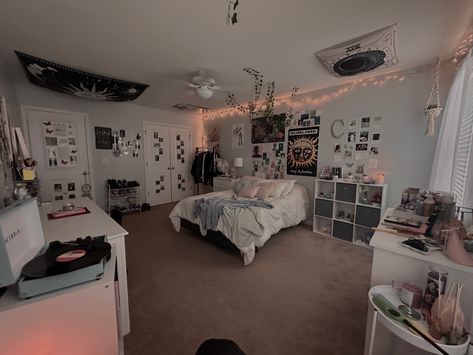 Luxury Room Bedroom, Big Bedrooms, Chill Room, Room Redesign, Dream House Rooms, Redecorate Bedroom, Cozy Room Decor, Dreamy Room, Teen Bedroom Decor