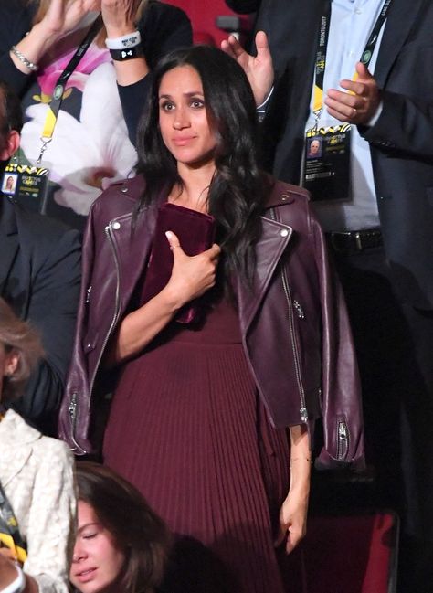 4 Times Meghan Markle Looked Like Royalty While Wearing Affordable Fashion Meghan Markle Dress, Suits Actress, Wearing Purple, Aritzia Dress, Meghan Markle Style, Invictus Games, Principe Harry, Outfits 2017, Faux Leather Moto Jacket