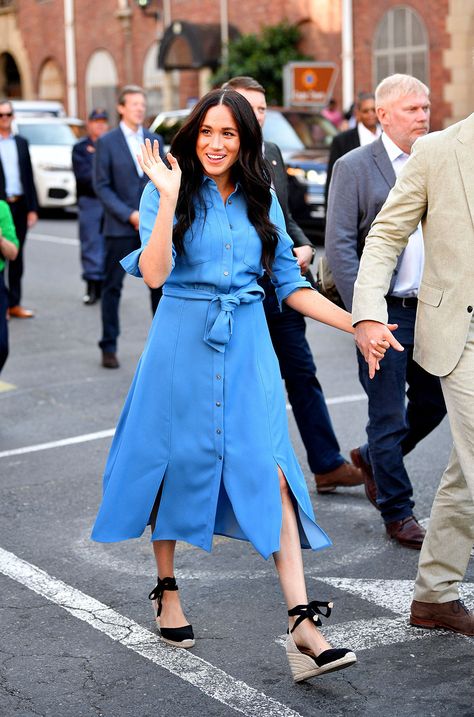 Meghan Markle in a blue dress by Veronica Beard with Castaner espadrille wedges on a trip to Cape Town, South Africa.  #meghanmarkle #veronicabeard #bluedress Castaner Espadrilles Outfit, Espadrilles Outfits, Espadrilles Outfit, Wedges Outfit, Meghan Markle Outfits, Castaner Espadrilles, Color Outfits, Blue Shift Dress, Silvester Party