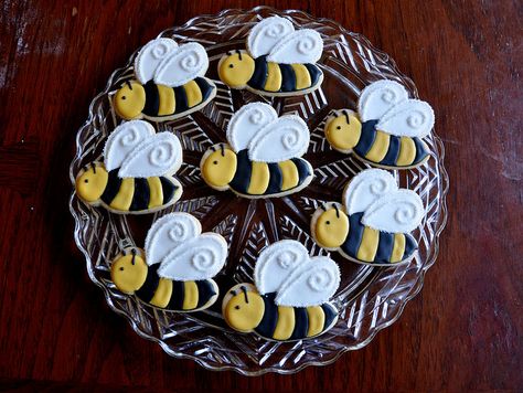 Bee Sugar Cookies, Coco Cookies, Caramel Shortbread, Bee Cookies, Yummy Sugar Cookies, Bee Cakes, Bumble Bee Baby Shower, Spring Cookies, Summer Cookies