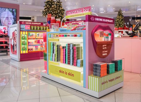 Drunk Elephant makes colourful debut in Americas travel retail : Moodie Davitt Report Pop Store Design, Travel Retail Display, Pop Up Store Design Ideas, Island Display, Popup Store, Store Experience, Products Display, Travel Retail, Drinks Bar