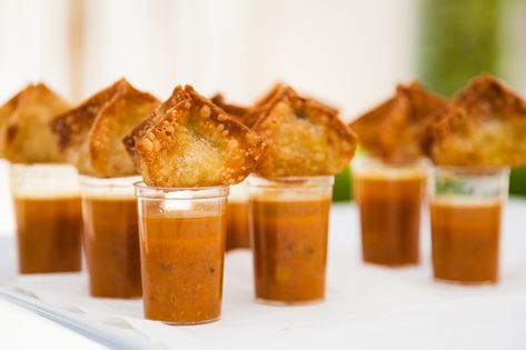 12 Ultra New Ways To Pimp Up Your Chaat Stand! Indian Wedding Food, Indian Catering, Hot Chocolate Sauce, Delish Cakes, Wedding Food Menu, Pani Puri, Catering Food, Evening Snacks, Homemade Snacks