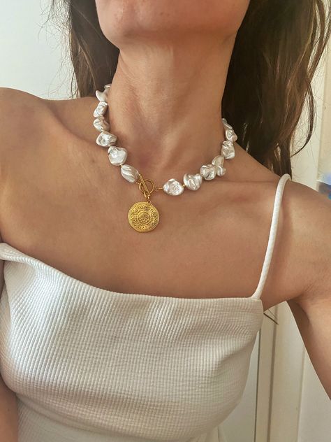 Big Shell Necklace, Natural Shell Beaded Jewelry, Shell Necklace Diy, Shell Beads Jewelry, Jewel School, Toggle Clasp Necklace, Boho Bridal Jewelry, Coin Pearl Necklace, Fork Jewelry