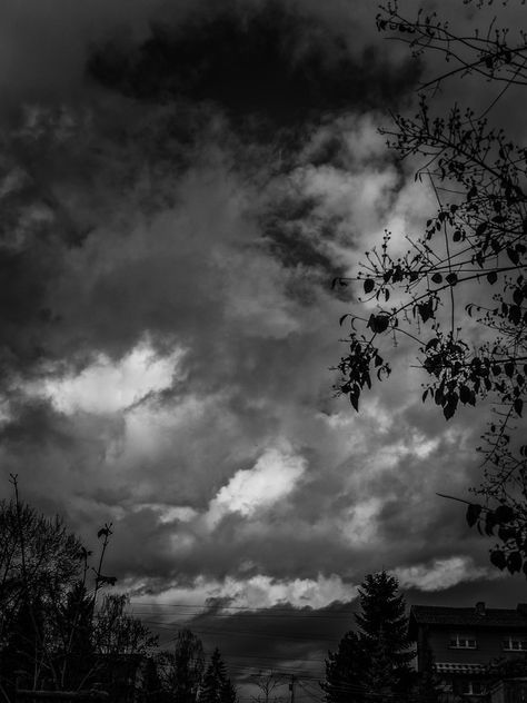 Clouds Black Background, Black And White Clouds Aesthetic, Black Hour Aesthetic, Black And White Fall Wallpaper, Black And White Sky Aesthetic, Black Sky Aesthetic, Black Asthetics Photos, Black N White Aesthetic, Black And White Scenery