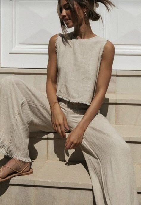 Zara Outfit 2024 Summer Women, Simple Feminine Outfits, Whimsical Minimalist, Linen Summer Outfits, Simple Work Outfits, Linen Style Fashion, Formal Chic, Ny Outfits, Wife Style