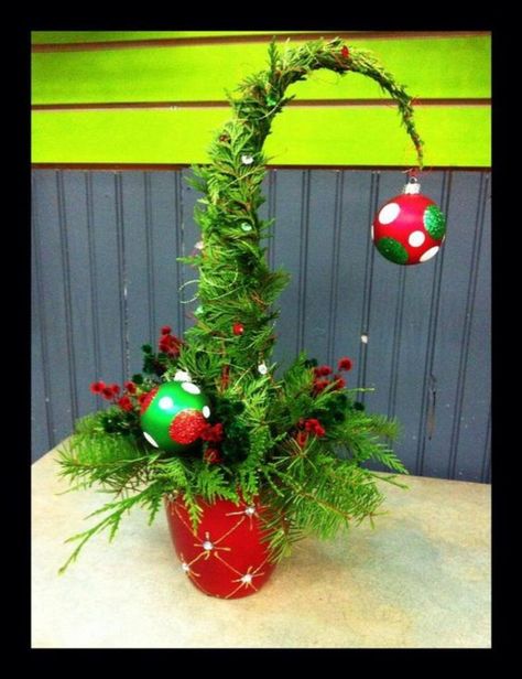 Grinch Centerpiece, Whoville Tree, Whoville Christmas Decorations, Grinchmas Party, Diy Grinch, Grinch Decor, Grinch Tree, Grinch Crafts, Bloom Box