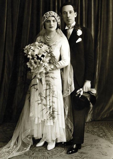 Old Wedding Photos, Vintage Bridal Fashion, Antique Wedding Dresses, Chic Vintage Brides, Vintage Wedding Photography, Vintage Wedding Photos, Vintage Couples, Victorian Wedding, Antique Wedding