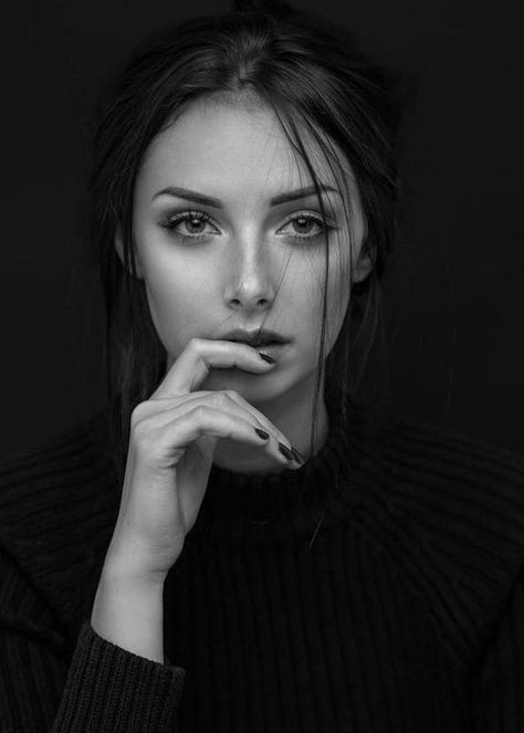 Portret Feminin, Portrait Photography Tips, Dark Portrait, Studio Portrait Photography, Foto Portrait, Black And White Face, Photographie Portrait Inspiration, Portrait Photography Women, 사진 촬영 포즈