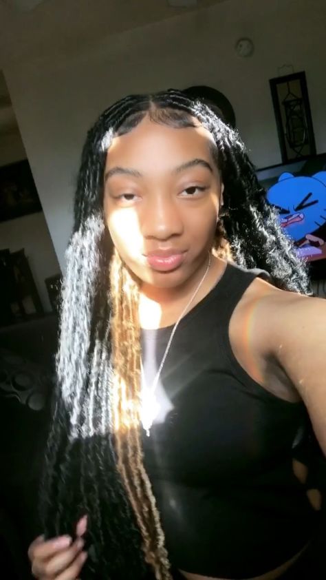 Soft Locs With Peekaboo, Blonde Peekaboo Locs, Locs Bridal Hairstyles, Braided Hairstyles Locs, Peekaboo Soft Locs, Blonde Peekaboo Braids, Braided Hairstyles Aesthetic, Peekaboo Locs, Hairstyles Locs