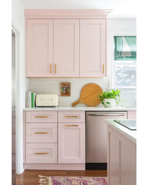 Pink Kitchen Inspiration, Pink Kitchen Walls, Pink Kitchen Cabinets, Repainting Kitchen Cabinets, Pink Kitchen Ideas, Pink Kitchens, Pink Cabinets, Kitchen Cabinet Inspiration, Kitchen Cabinet Color Ideas