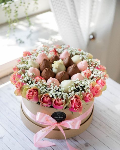 Strawberry Flower Bouquet, Natural Flower Centerpieces, Chocolate Arrangements, Cake Pop Bouquet, Valentine Strawberries, Berry Bouquet, Strawberry Box, Chocolate Covered Strawberry Recipe, Chocolate Covered Strawberries Bouquet