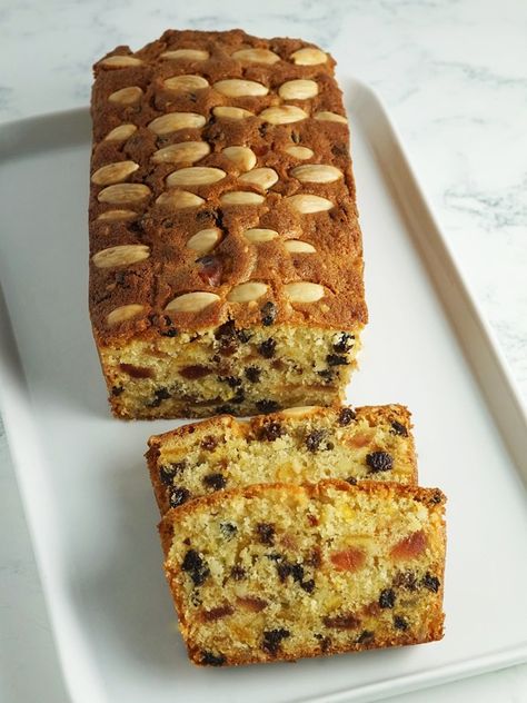 Genoa Cake Recipe, Genoa Cake, Easy Bread Pudding Recipe, Bread Pudding Recipe Easy, Sultana Cake, Fruit Cake Recipe Easy, Light Fruit Cake, Fruit Loaf, Madeira Cake