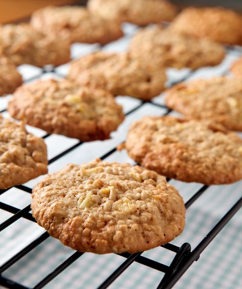 Caramel Apple Oatmeal Cookies - Brownie Bites Blog Caramel Apple Oatmeal, Mincemeat Cookies, Caramel Apple Oatmeal Cookies, 12 Days Of Christmas Cookies, Fall Desserts Apple, Caramel Apple Cookies, Apple Oatmeal Cookies, Chewy Caramel, Caramel Bits