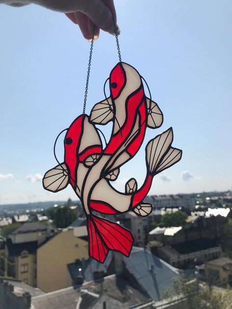 Interesting Fish, Stained Glass Fish, Window Wall Hanging, Diy Stained Glass Window, Tiffany Art, Glass Paintings, Glass Painting Designs, Carpe Koi, Stained Glass Decor