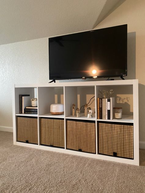 Cube Storage Under Tv, Cube Shelf Tv Stand, Cube Shelf Decor Bedroom, Cube Shelf Decor, Small Apartment Ideas Space Saving, Minimalist Apartment Decor, Girl Apartment Decor, Cube Shelf, Shelf Decor Living Room