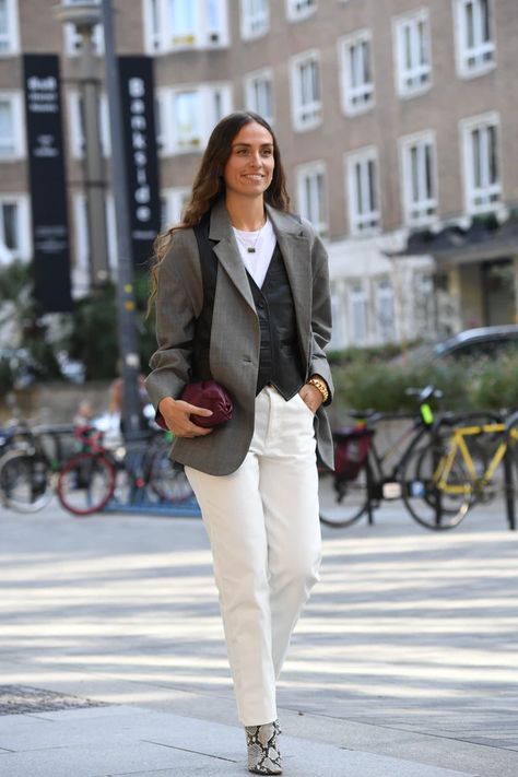 2019's Vest Trend Is Worth Trying Now And Wearing Next Year Too Blazer And Vest Women, Vest And Jacket Outfit, Waistcoat Woman Outfit, Leather Vest Outfit, Vest Street Style, Mode Dope, Waistcoat Outfit, Street Style 2023, Vest Outfits For Women