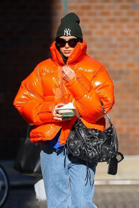 Orange Puffer Jacket, Zara Models, Off Duty Outfits, Orange Coat, Orange Outfit, Orange Jacket, Puffy Coat, Dua Lipa, Casual Sporty