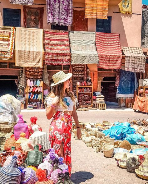 La ciudad más visitada de Marruecos. Descubre 30 cosas para ver y hacer en Marrakech, tours, comidas, museos, edificios, naturaleza y más. Marrakech, Straw Bag, Off Shoulder Dress, Off Shoulder, Shoulder Dress